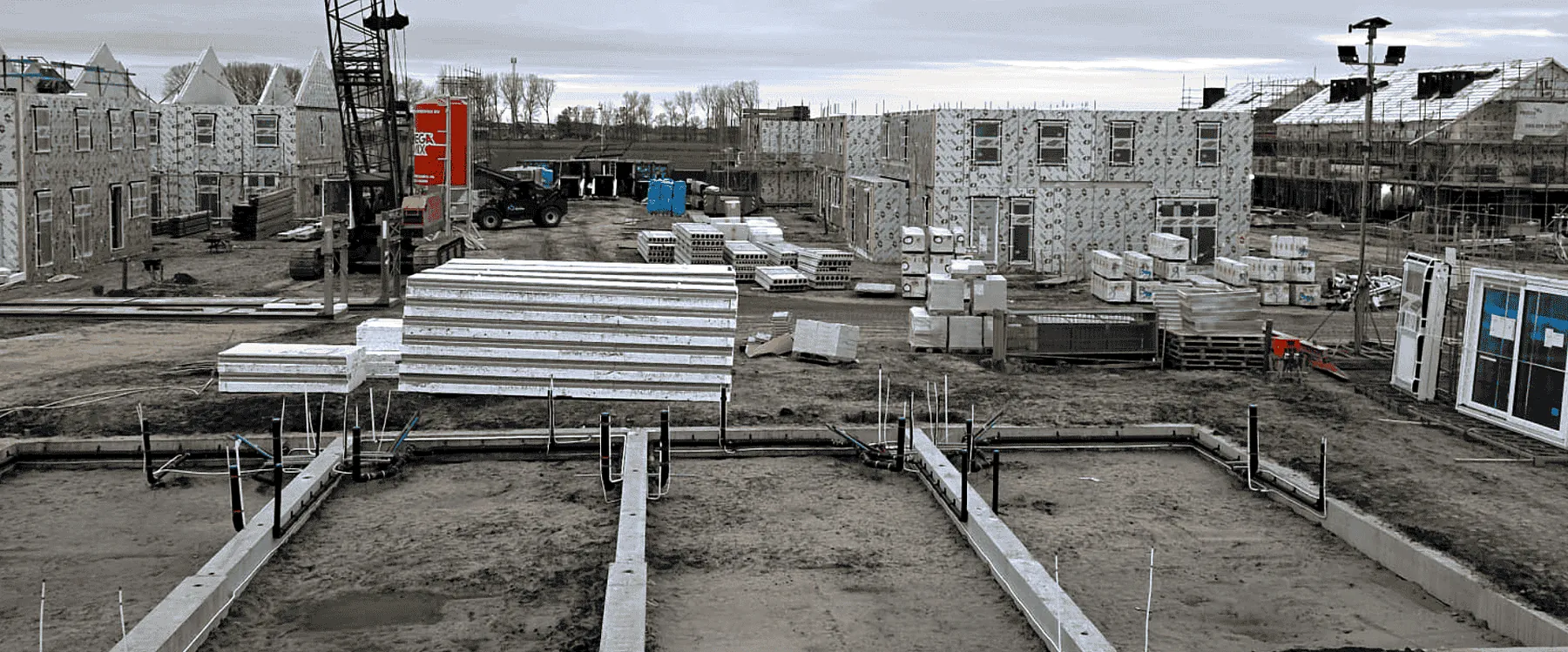 Bouwplaats in Meppel met de panelen klaar op de vloer