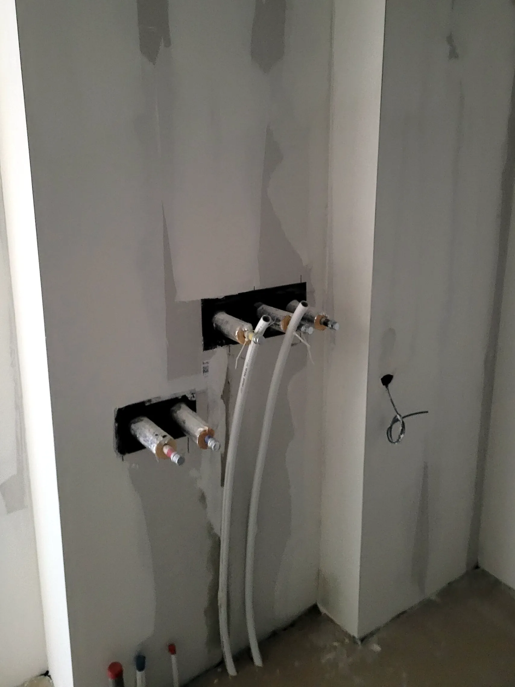 Sparing met leidingen in een cellenbetonwand