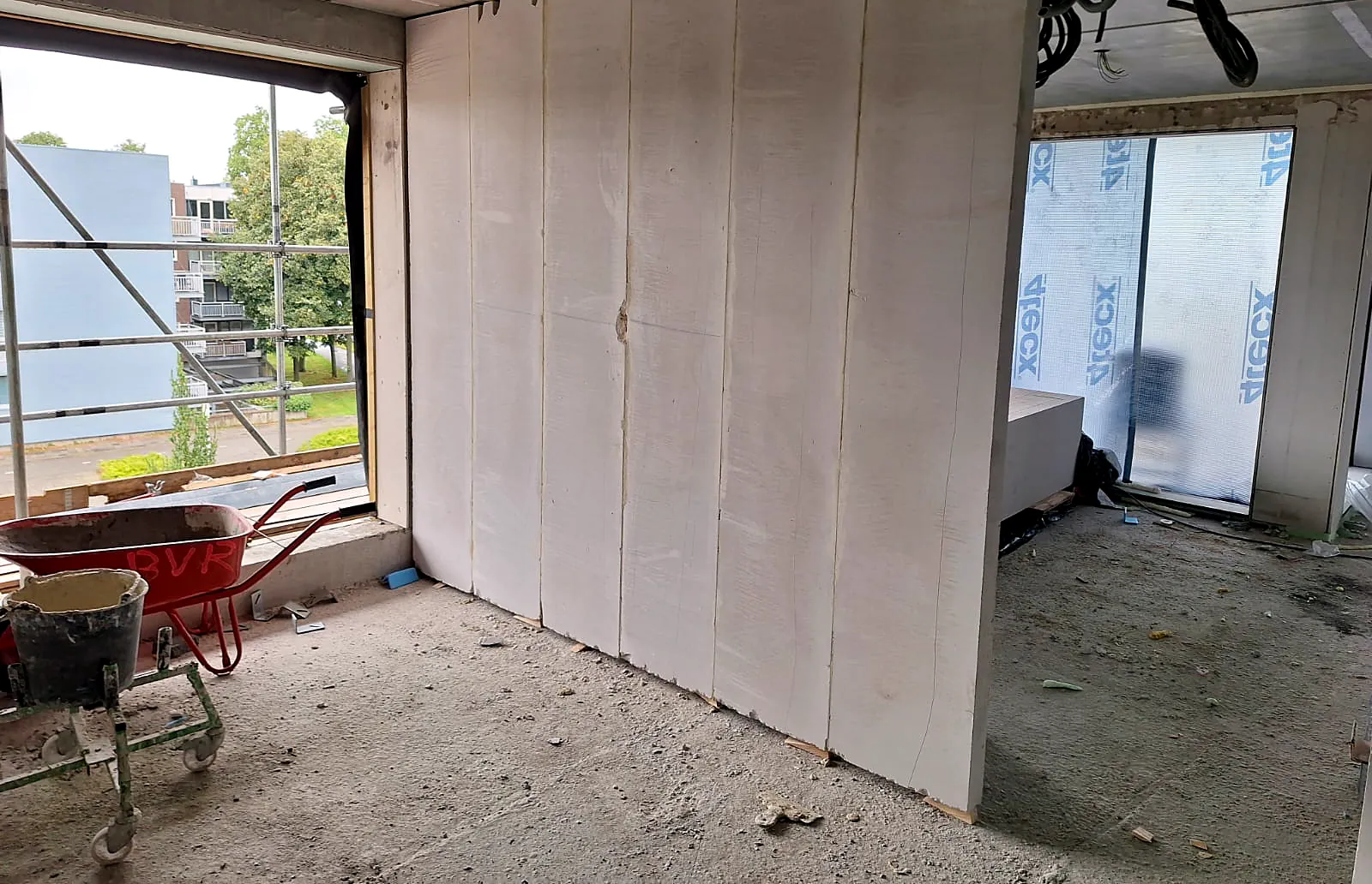 Gestelde cellenbetonpanelen in een woning in aanbouw