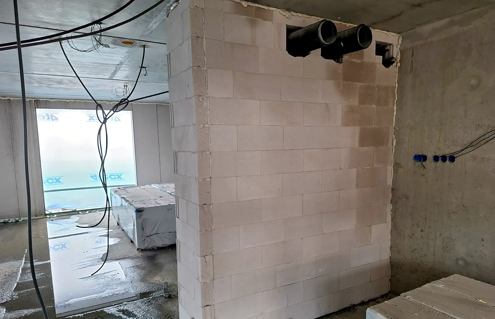 Cellenbetonwand met blokken en panelen