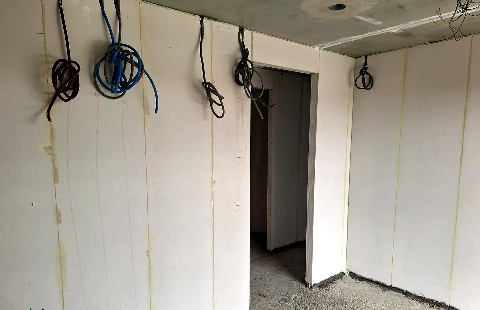 Wand met sparingen voor leidingen